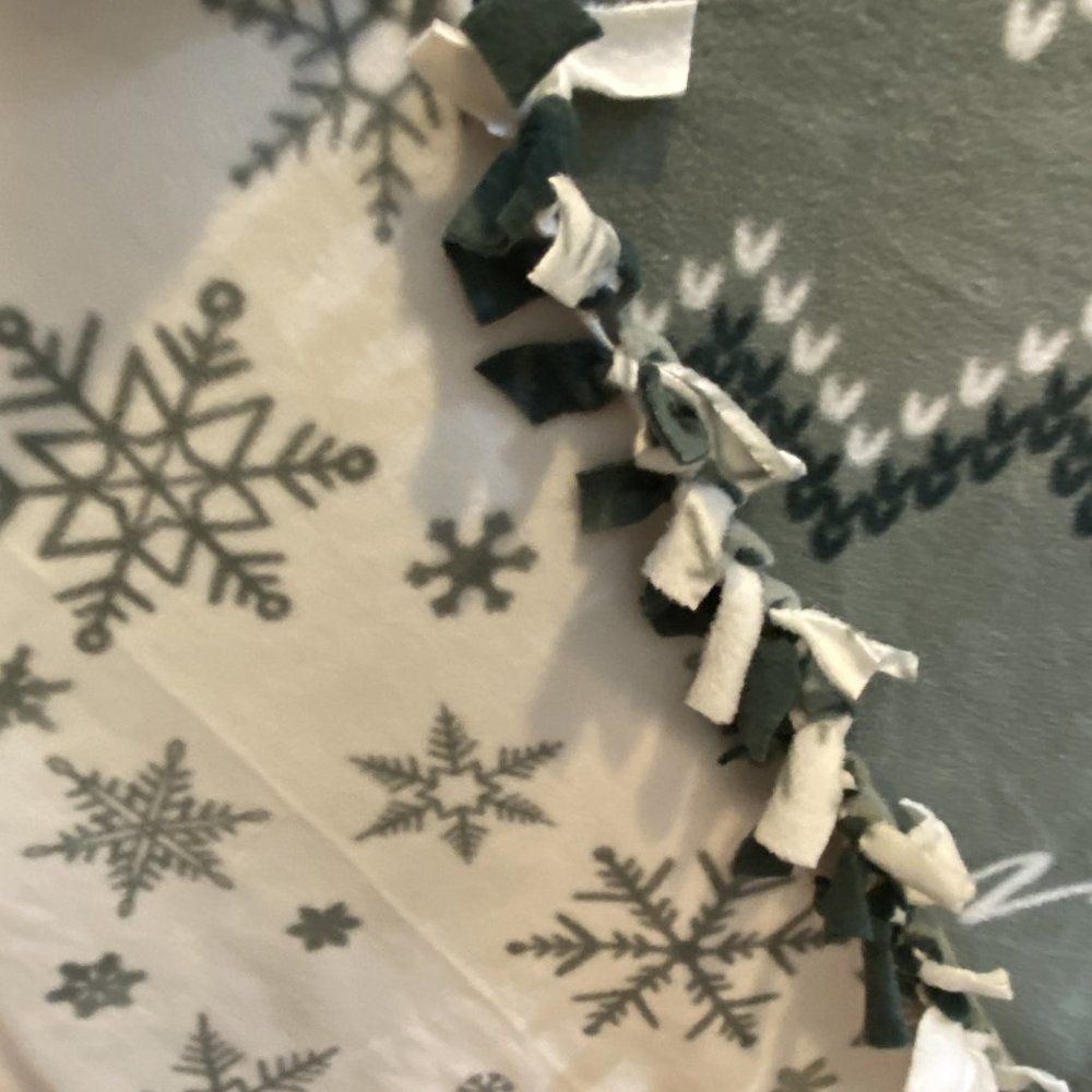 HANDMADE BLANKET -- Reversible Sofa Blanket, Green w/Saying, White W/Snowflakes - Picture 8 of 8